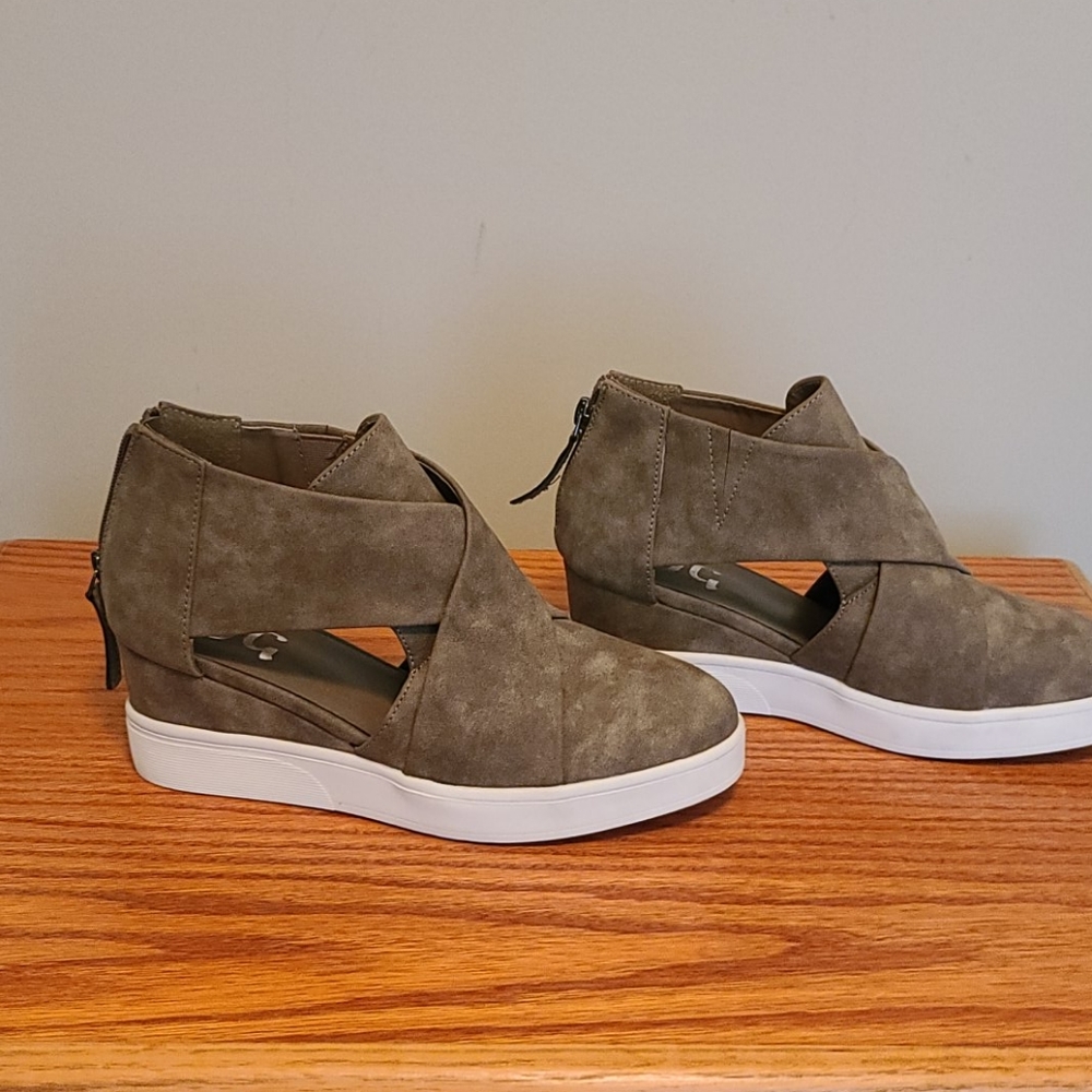 Cute dark tan sandals